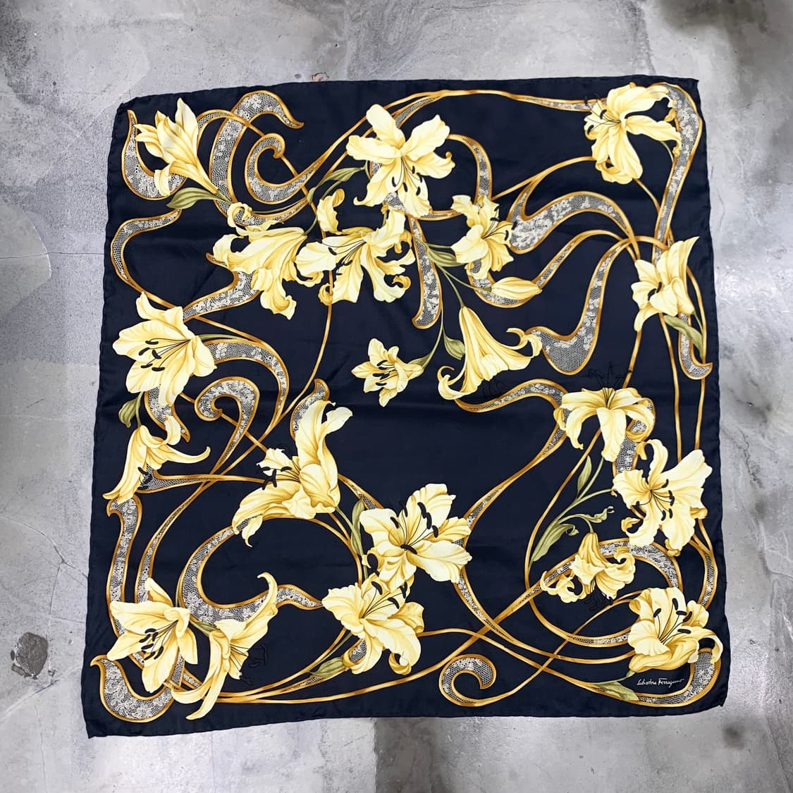 페라가모 스퀘어 실크 스카프 90 lily lace   상품이미지4