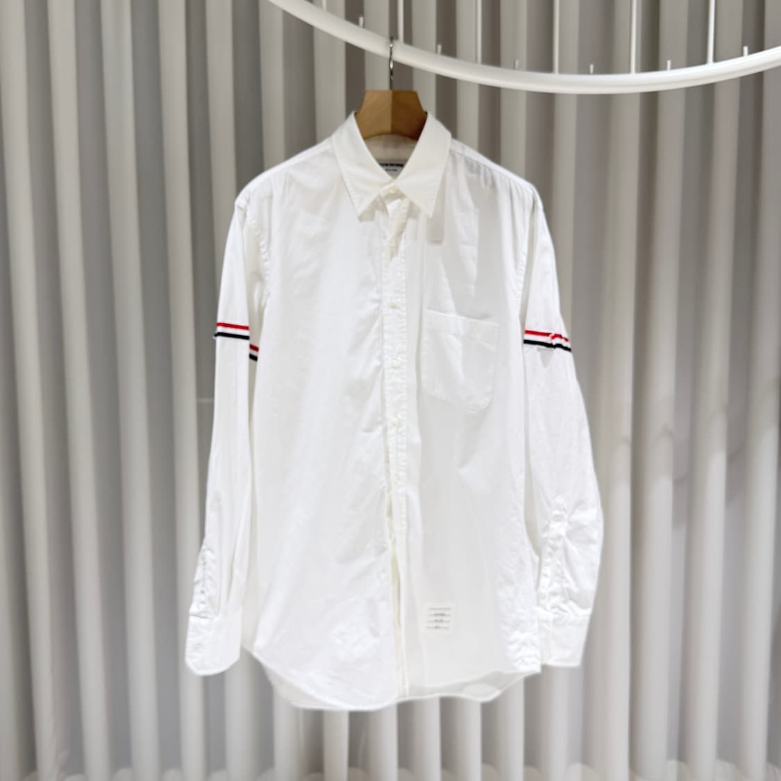 (A+/5) / 톰브라운 옥스포드 그로그랭 암밴드 클래식 셔츠 화이트 상품이미지1