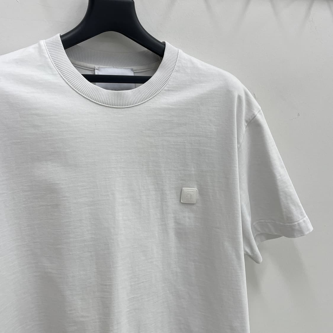 솔리드 옴므 20S/S 백 로고 화이트 티셔츠 상품이미지2