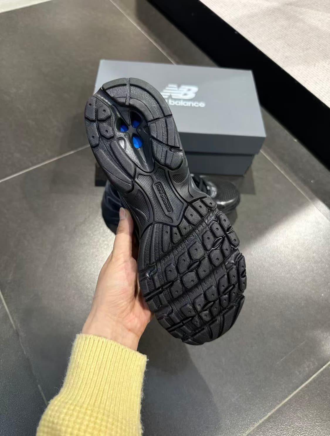 뉴발란스 740v2 블랙 실버 메탈릭 상품이미지4