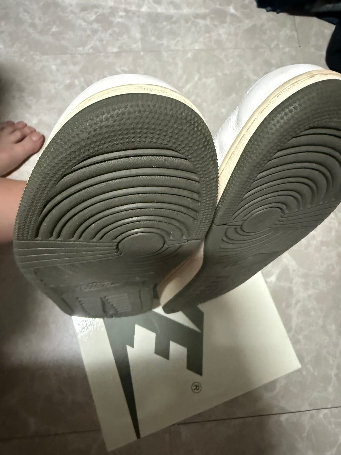 275사이즈 나이키 조던1 트래비스 스캇 로우 미디엄 올리브 상품이미지7