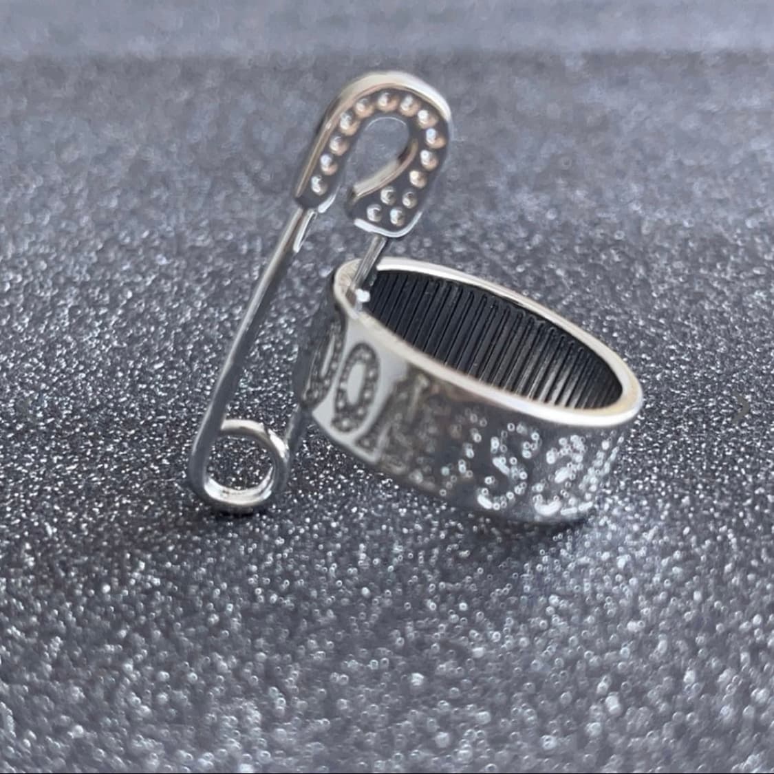 비비안웨스트우드 아카이브 크리스탈 레터링 각인 세이프티핀 버논링 반지 상품이미지2