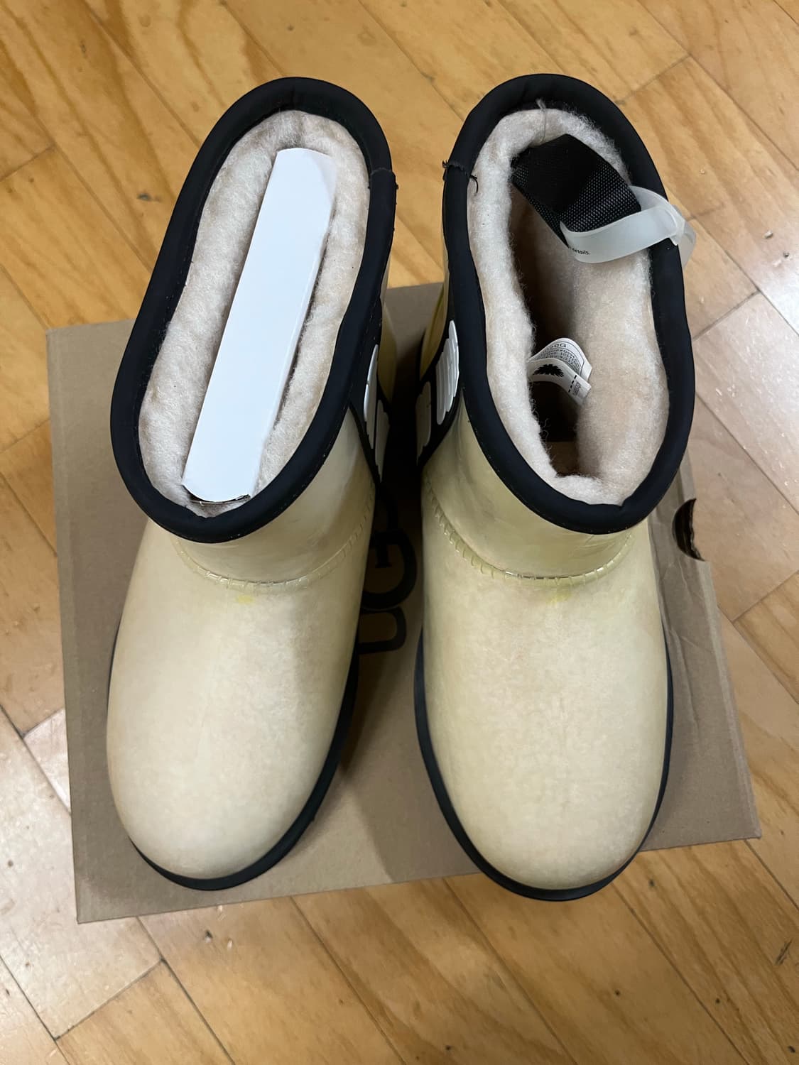 (새상품) 어그 클래식 클리어 미니 부츠 네츄럴 블랙 230 상품이미지3