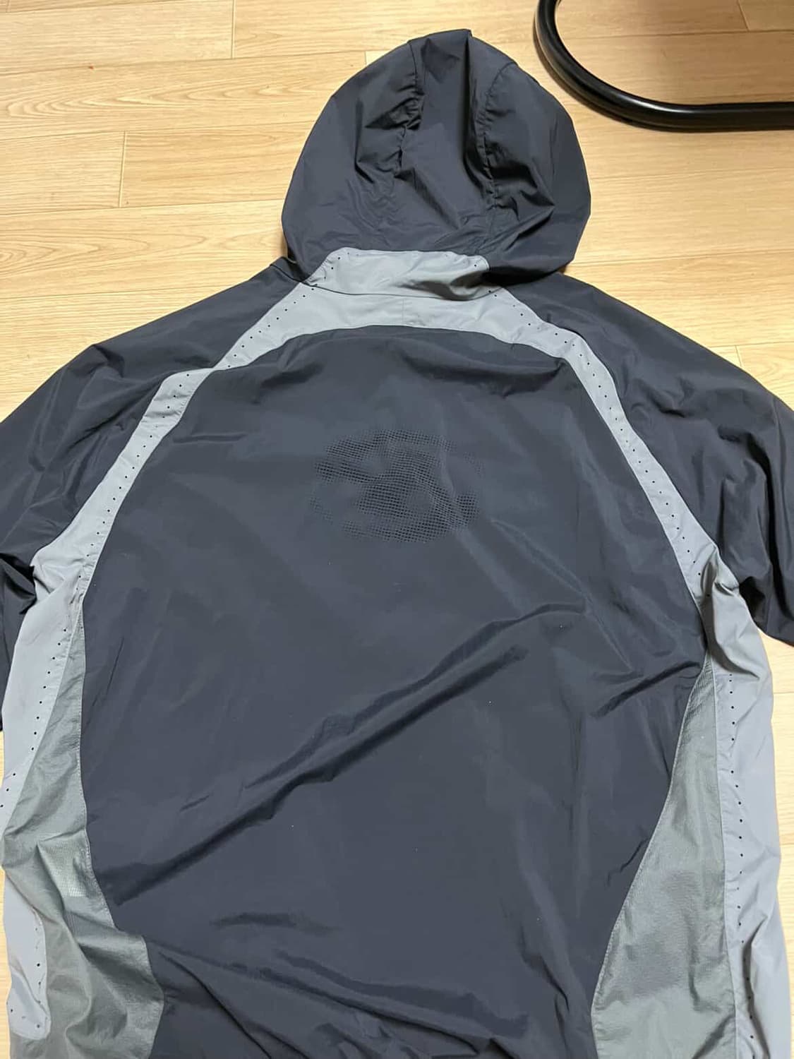 산산기어 러닝자켓 블랙 23/ss 2사이즈 판매 상품이미지2