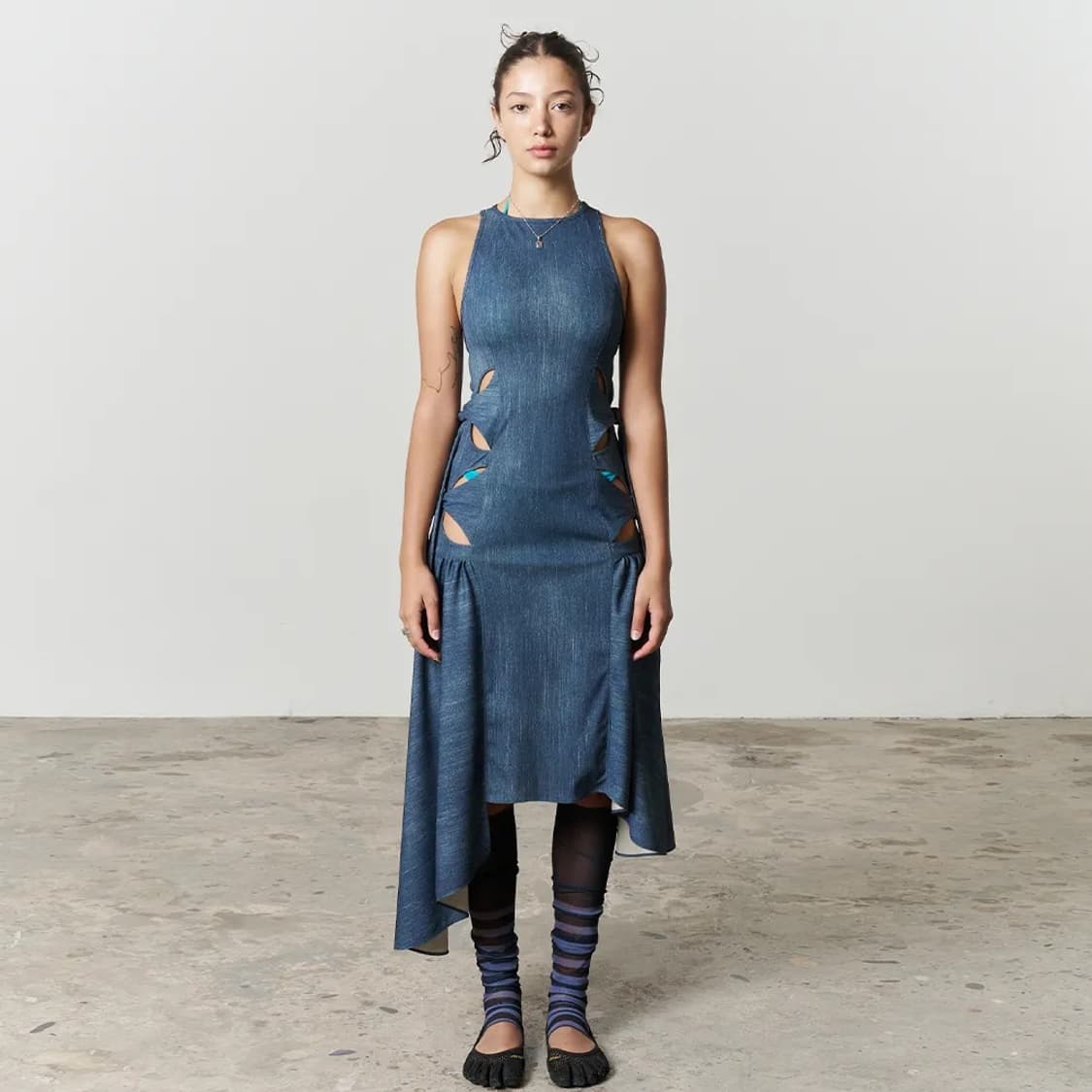 오들리워크샵 Arum cutout dress, steel 상품이미지1
