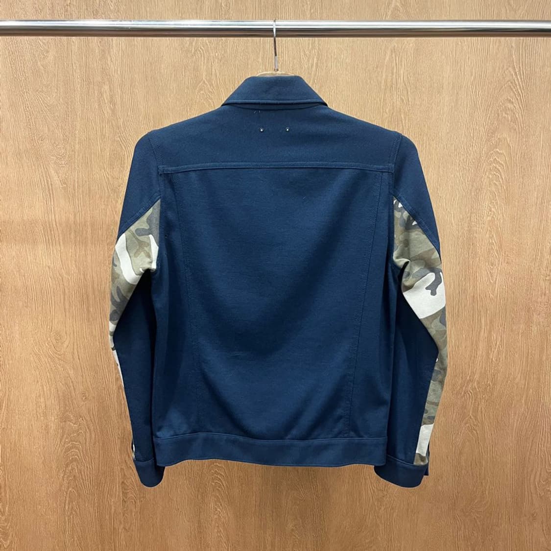 소프넷 클래식 트러커 자켓 소매 카모플라주 패치워크 배색 디테일 네이비 상품이미지3
