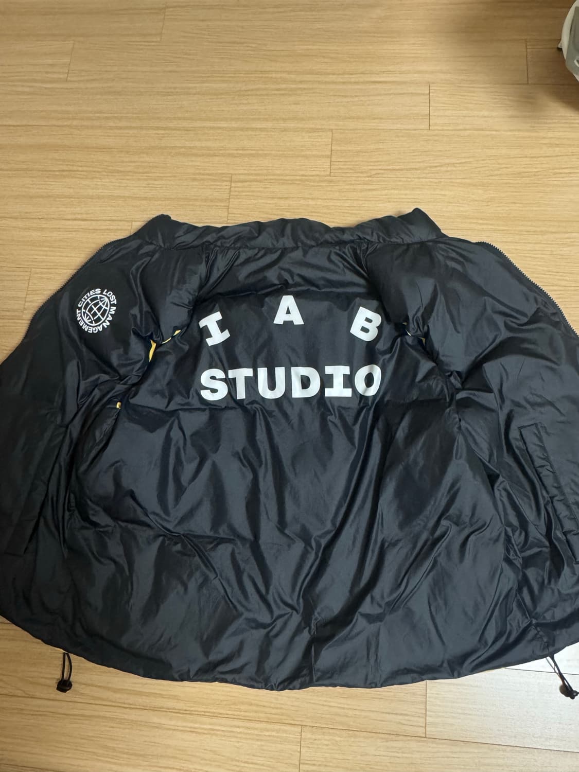 아이앱 스튜디오 x LMC 옐로우 & 블랙 리버시블 다운 베스트 상품이미지2