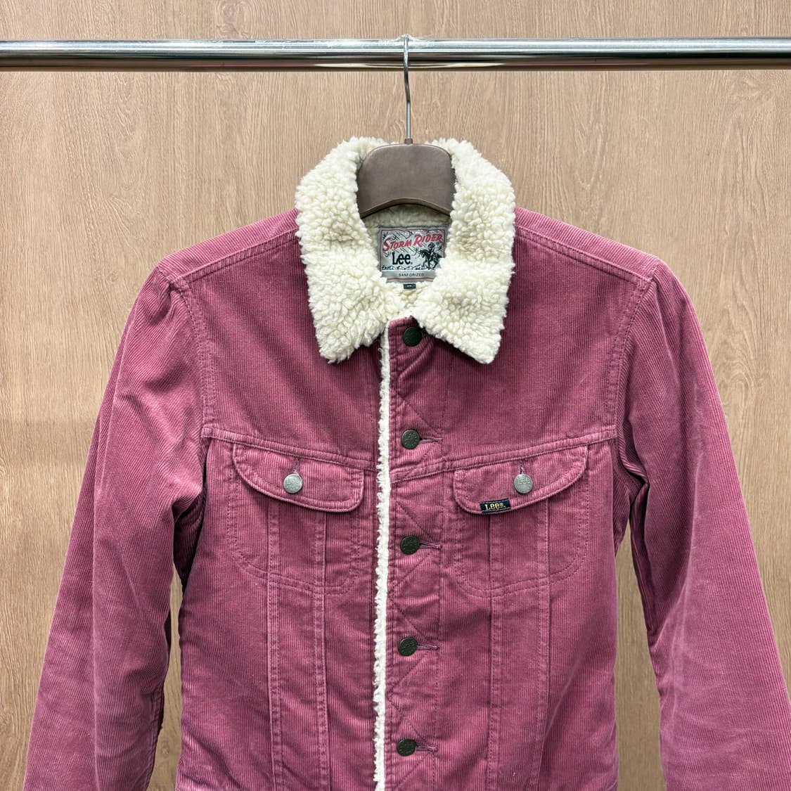 리 코듀로이 쉐르파 퍼 트러커 자켓 로고 탭 스냅 버튼 디테일 로즈 핑크 상품이미지4