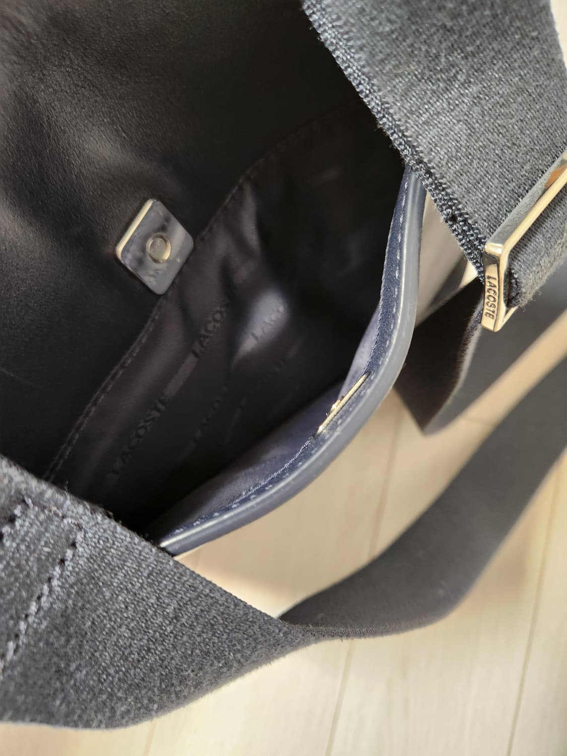 라코스테 네이비 크로스백

생활 스크레치 및 사용감 있어요
오염 하자 없 상품이미지6