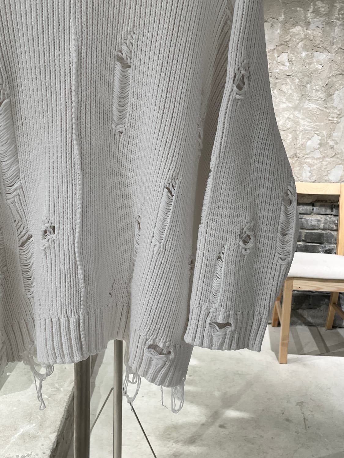 준지 23S/S 화이트 디스트로이드 크루넥 스웨터 상품이미지5
