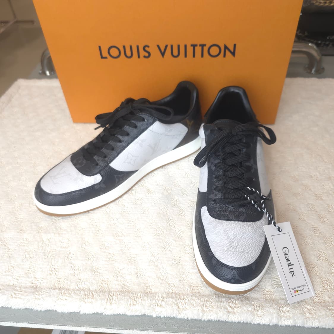 [정품/중고] 루이비통 리볼리 스니커즈 에벤 (새상품) 상품이미지1