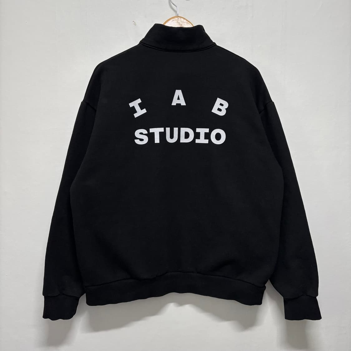 아이앱스튜디오 블랙 하프집업 맨투맨 상품이미지2