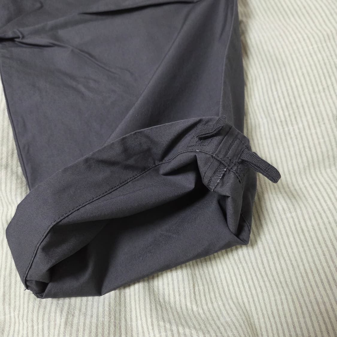 유니클로 U 와이드피트 파라슈트 팬츠 79 다크그레이 / 30 와이드핏 상품이미지3
