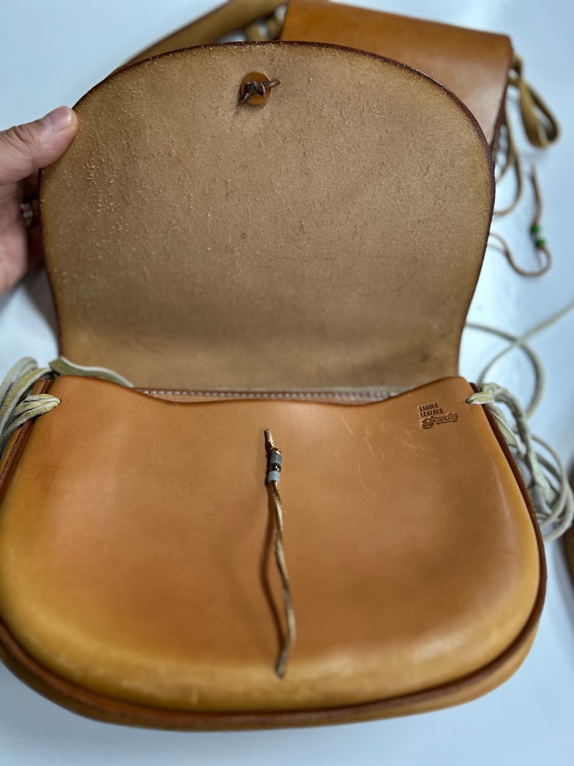 goros 고로스 새들레더 네츄럴 k18이글콘초 크로스백 상품이미지5