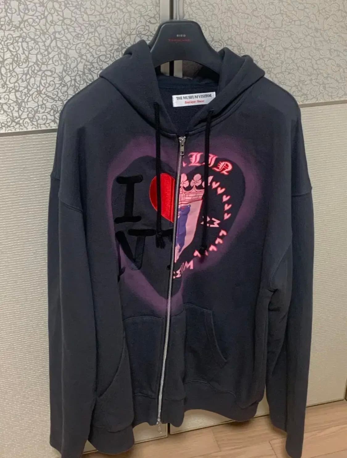 더뮤지엄비지터 Heart Sprayed Half Emblem 집업 후디 상품이미지1
