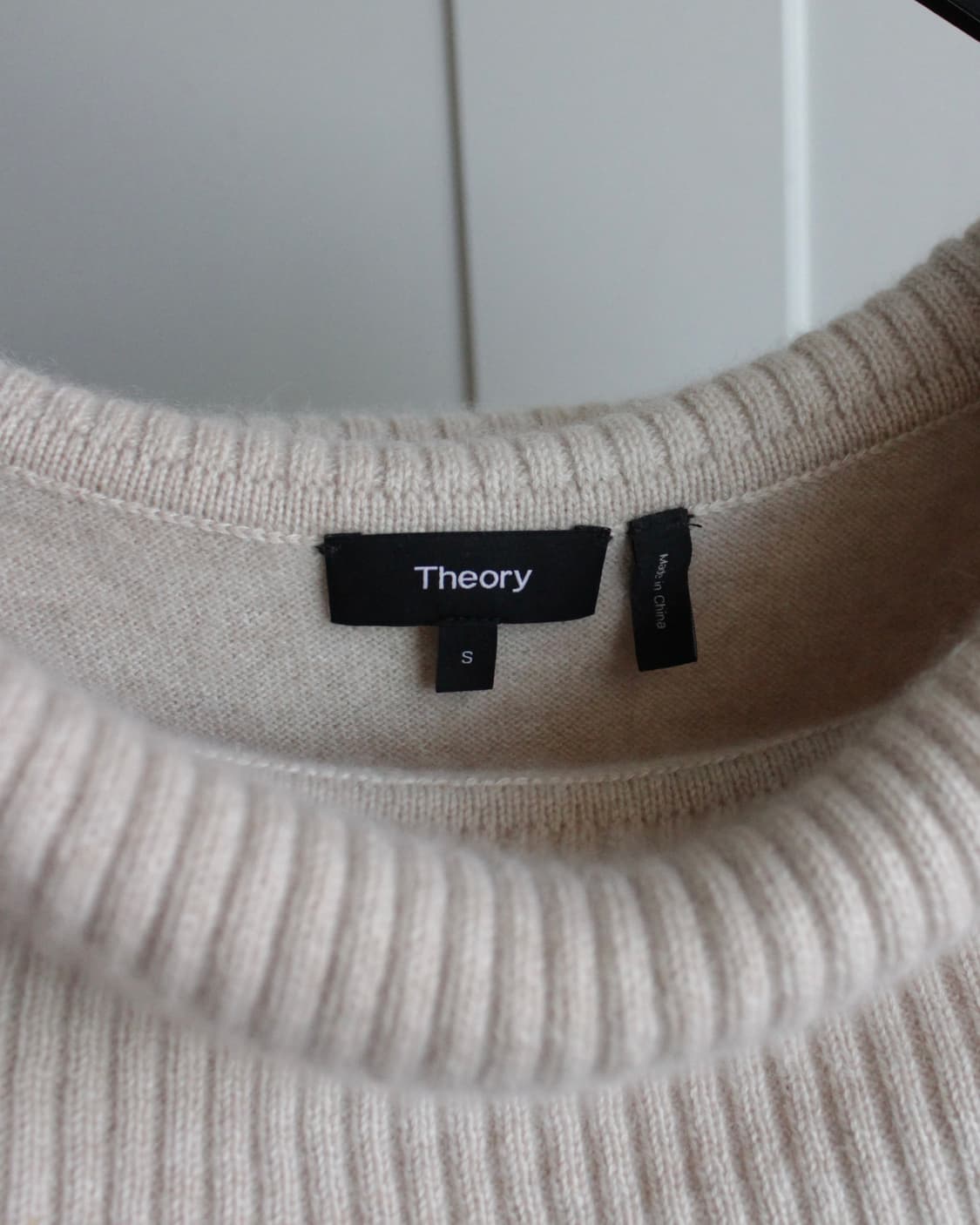 Theory cashmere off-shoulder top 상품이미지8