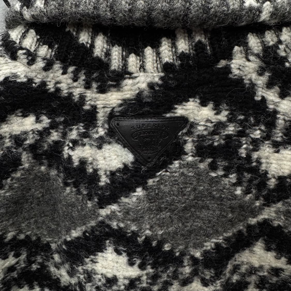 디젤 니트 스웨터 베스트 기하학 패턴 버튼 로고 디테일 블랙 화이트 상품이미지7