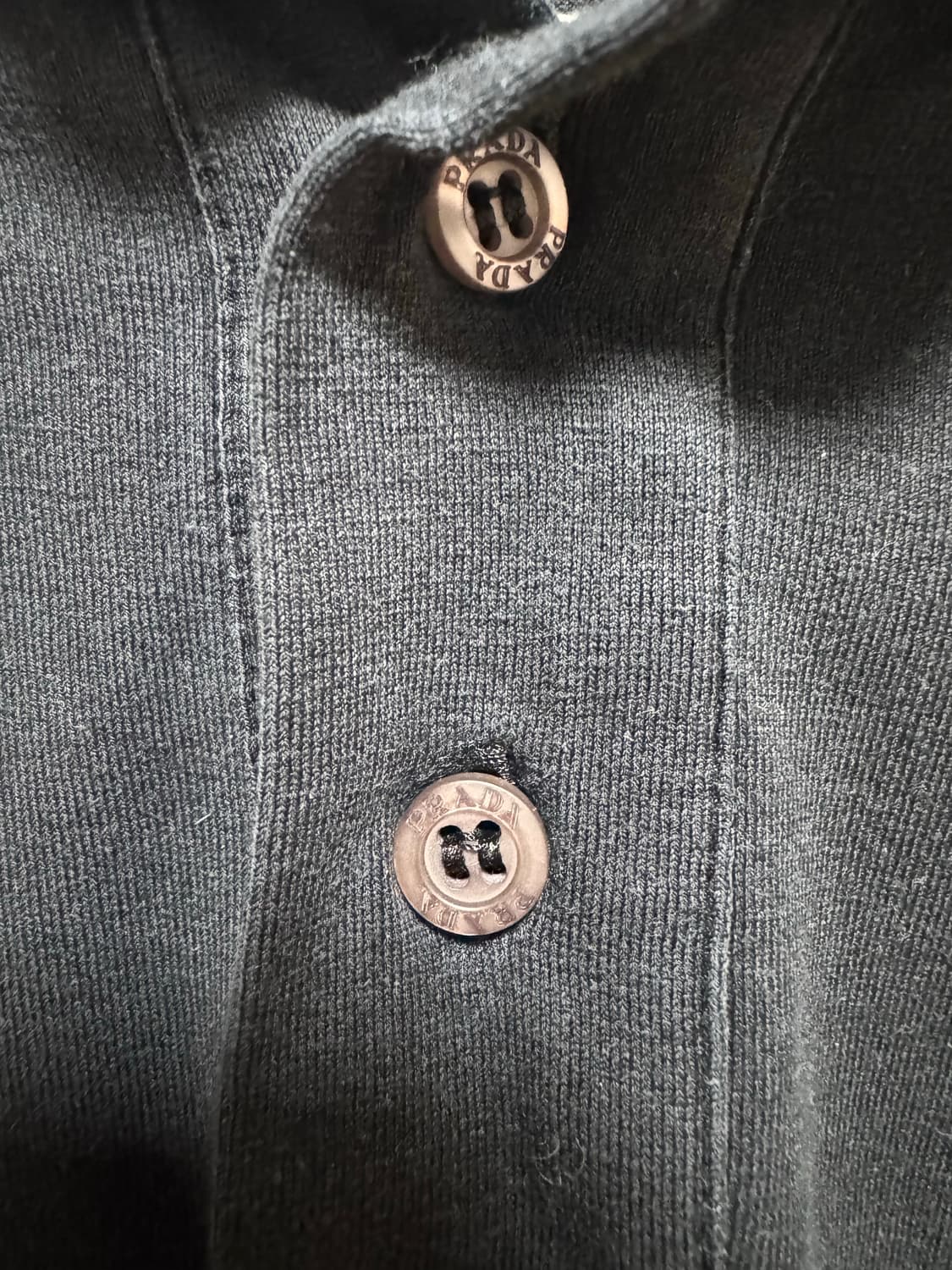 프라다 카라 롱슬리브 상품이미지4