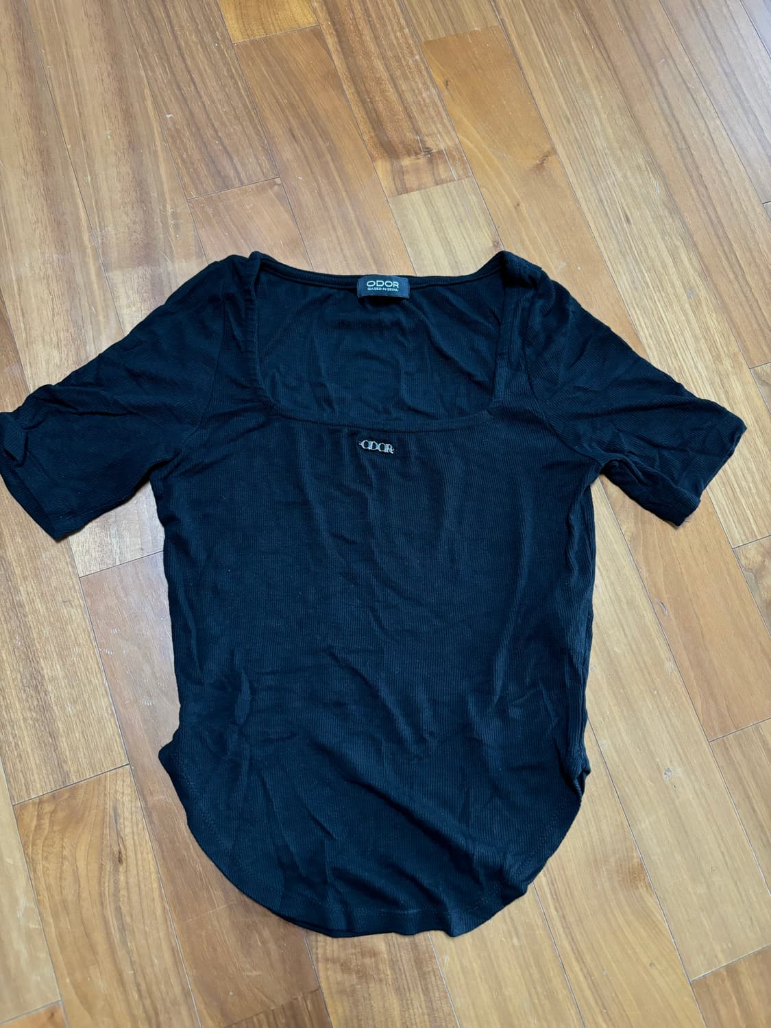 오도어 스퀘어 하프 티 블랙  상품이미지2