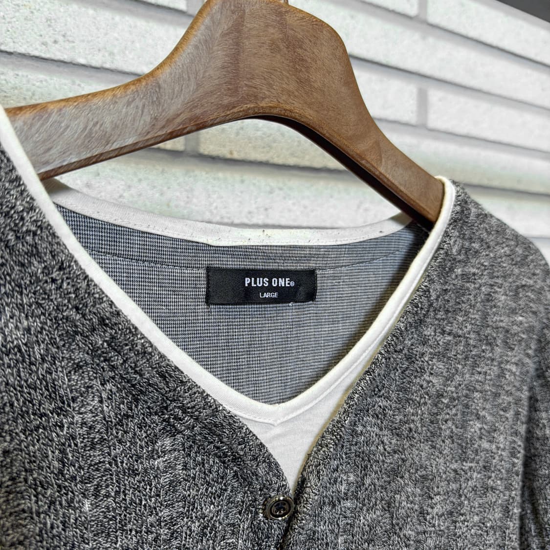 헨리넥 레이어드 긴팔 니트 미니멀버튼 디테일 그레이 상품이미지6