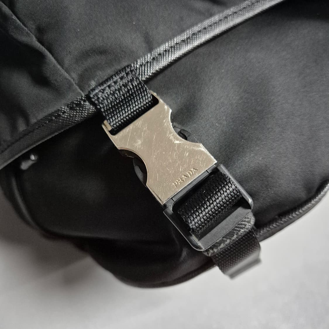 프라다 바이커백 L 라지 (2VH991) 상품이미지6