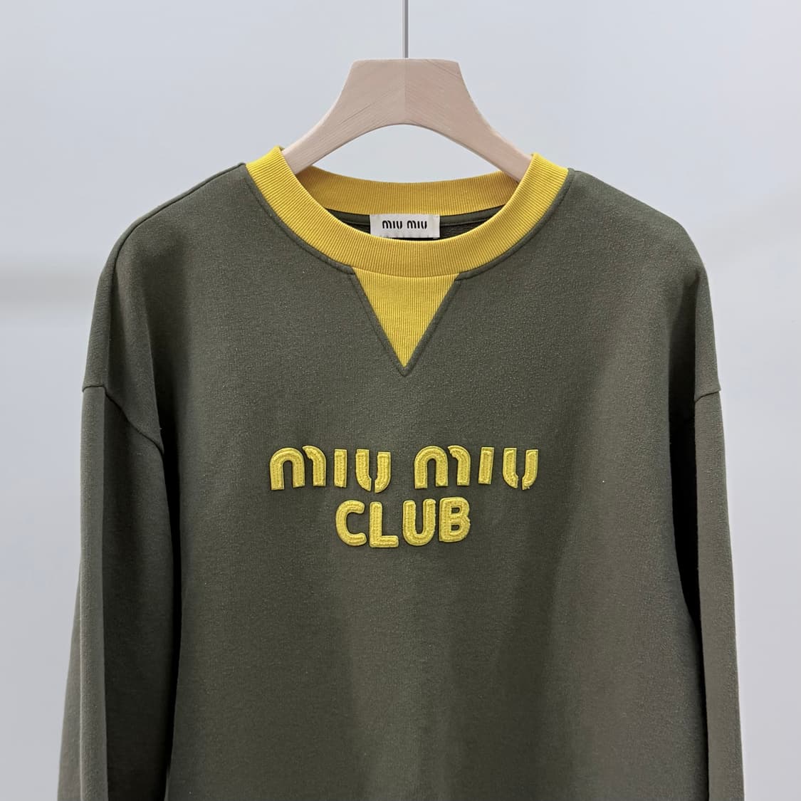 [S+급/XL] 미우미우 클럽 로고 크루넥 맨투맨 카키 상품이미지2