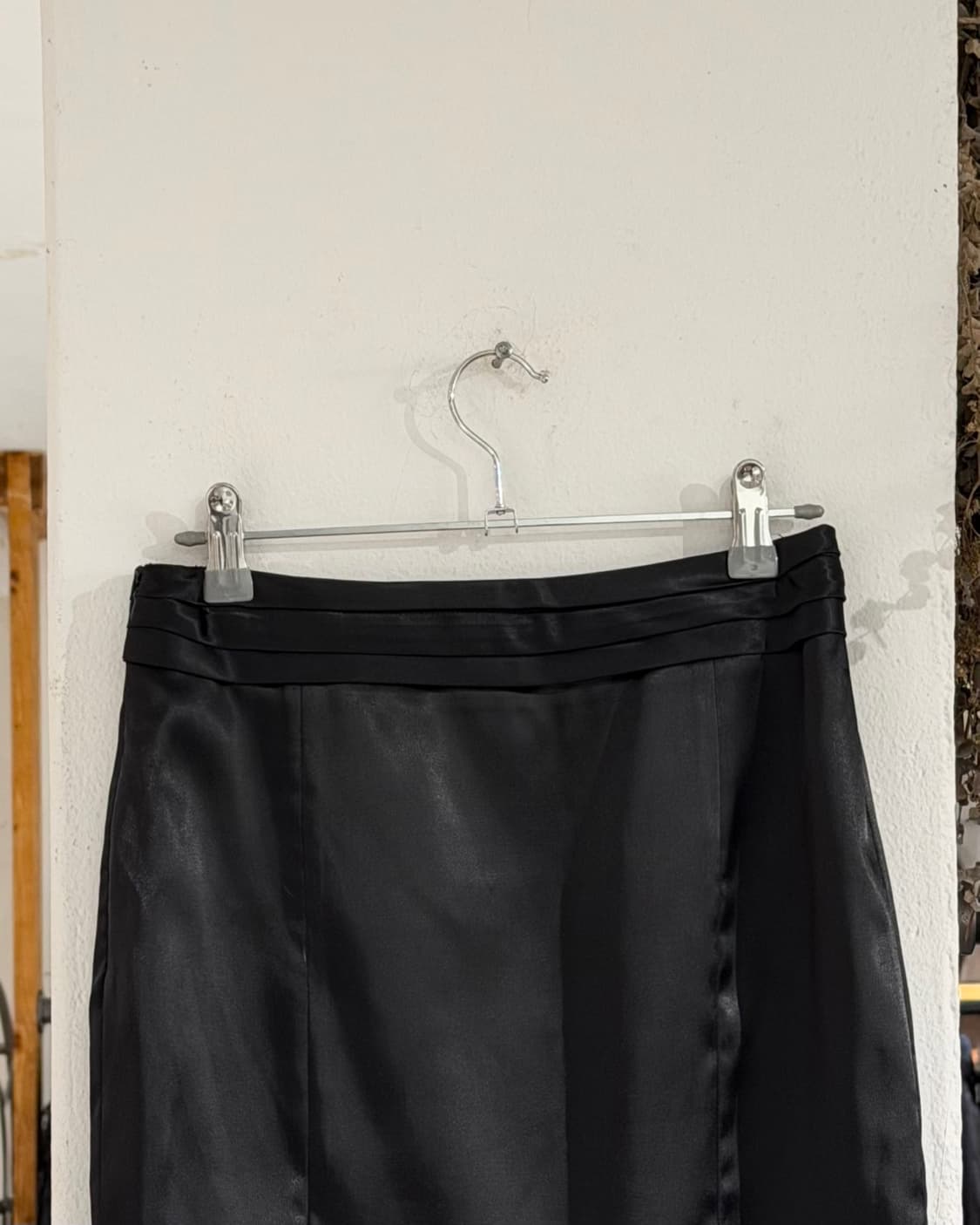 모스키노 블랙 새틴 미디 스커드 상품이미지5
