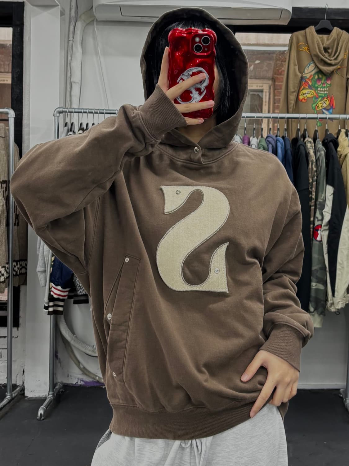 세터 아플리케 리벳 후드티 상품이미지4