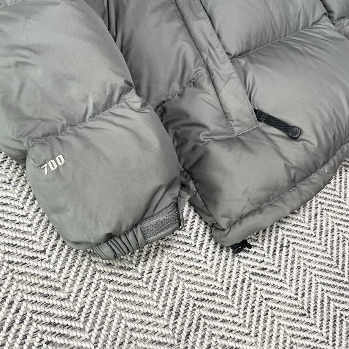 [105] 노스페이스 센터로고 무광 그레이 700 눕시 패딩 상품이미지3