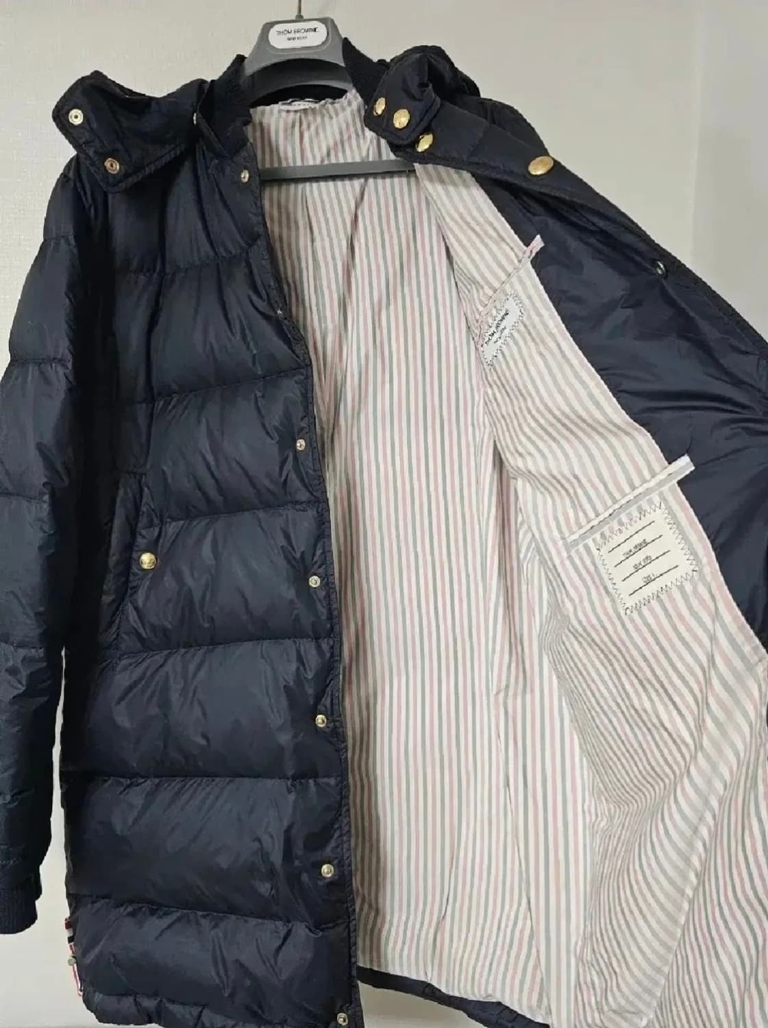 톰브라운 23fw 사선완장 롱패딩(1/100/오케이몰정품) 상품이미지4