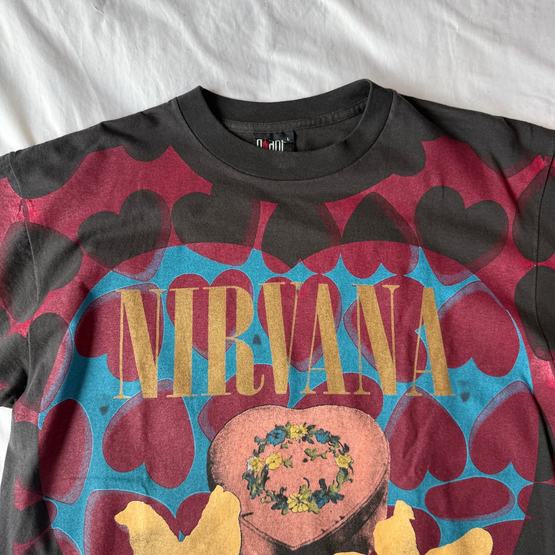 너바나 93년 '하트 셰이프 박스' AOP 티셔츠 상품이미지3
