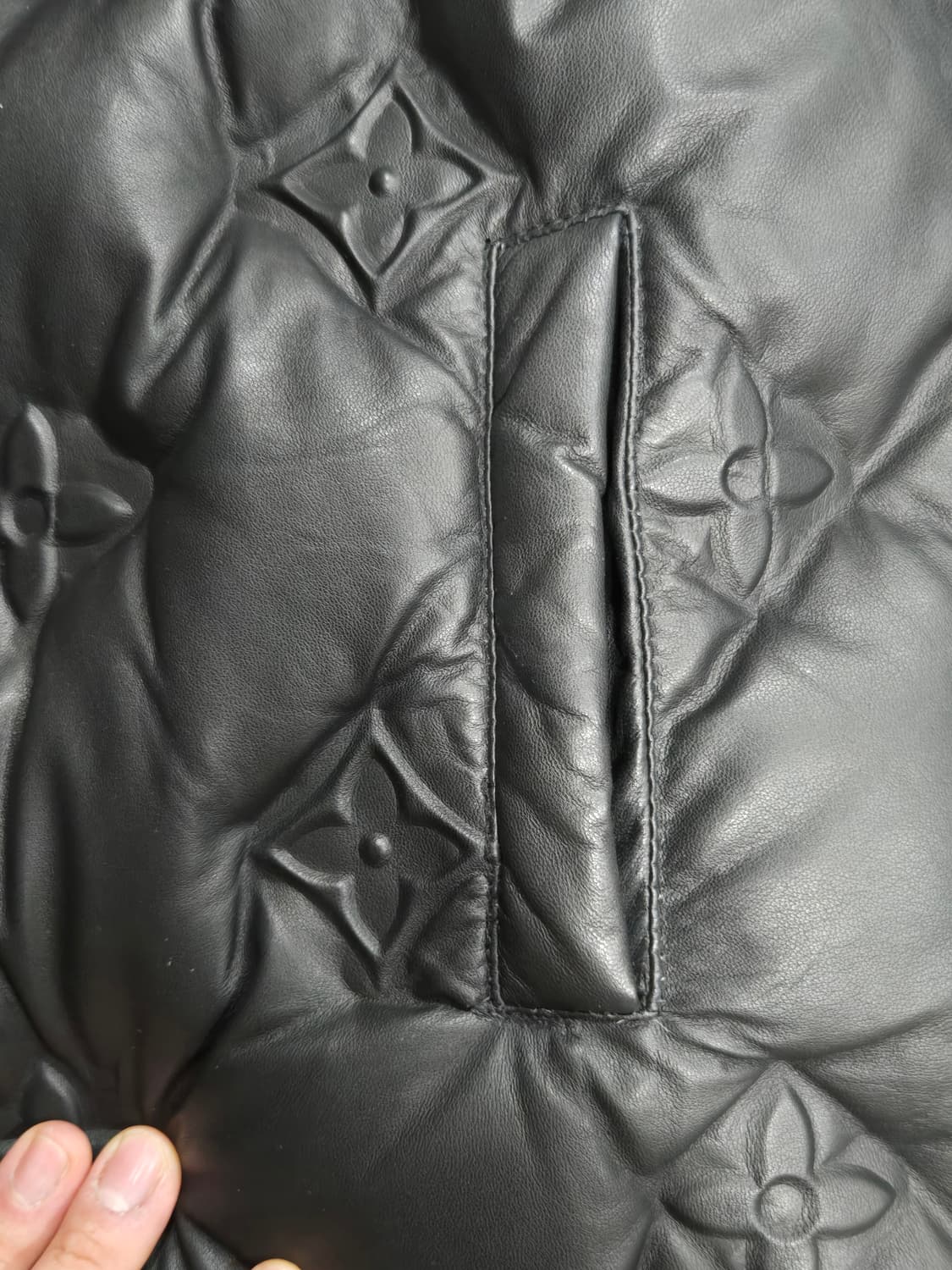 루이비통 모노그램 가죽패딩 한정판105사이즈 상품이미지7