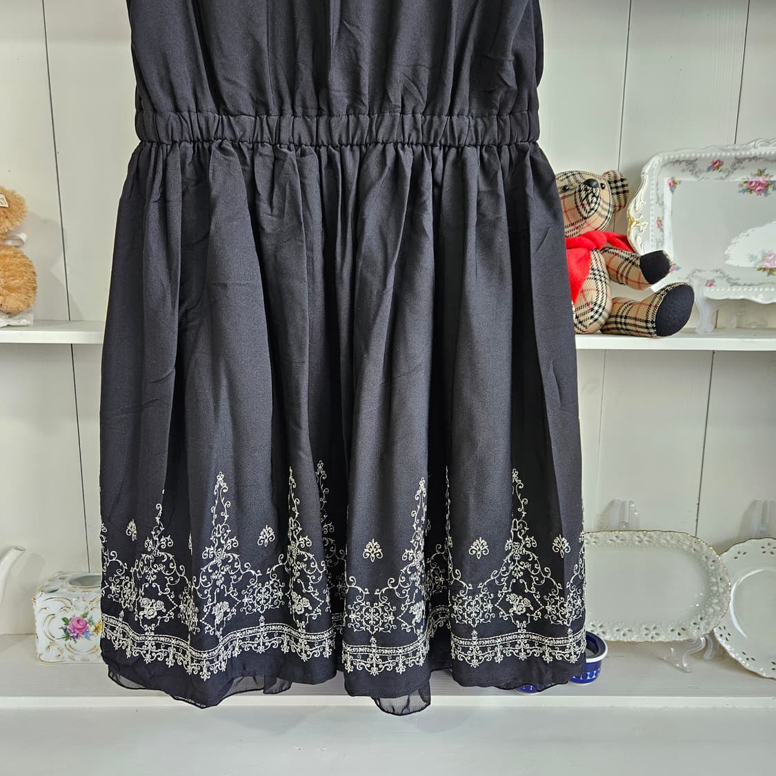 axes femme(엑시즈팜) 자수 프릴 블랙 원피스 상품이미지6