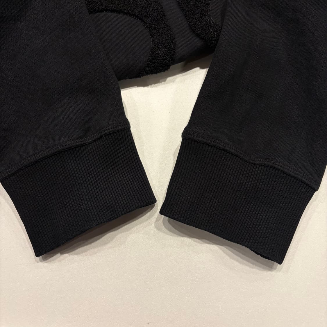 [L] 무스너클 블랙 로고 맨투맨 티셔츠 C8 상품이미지6