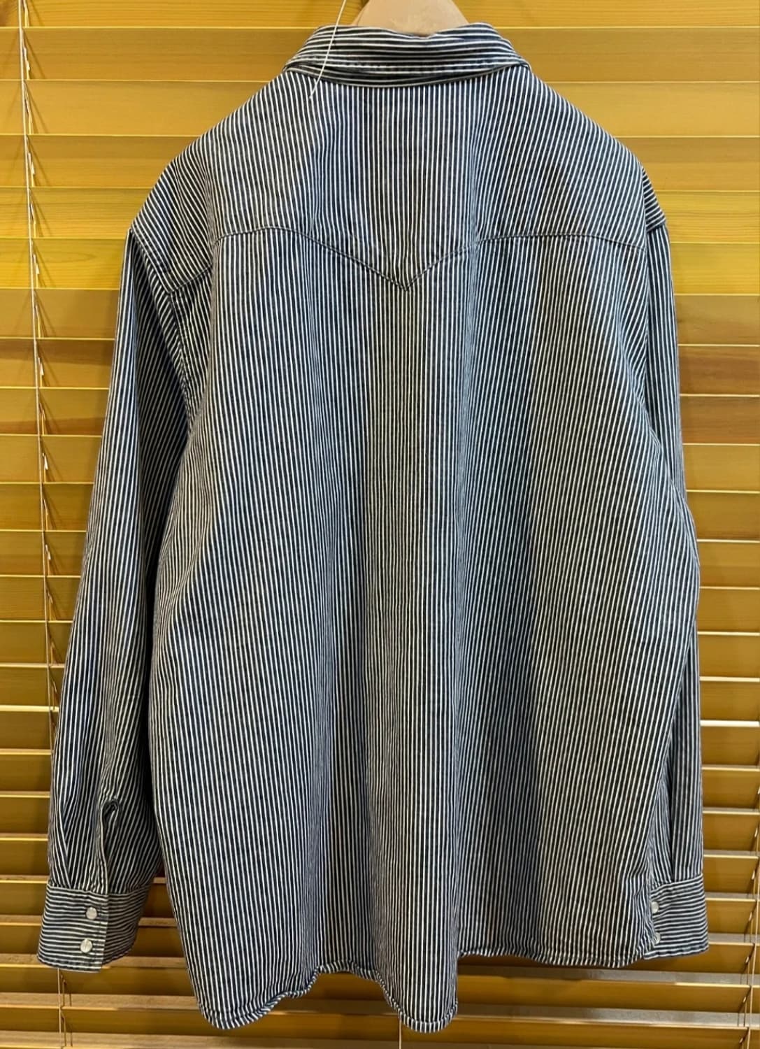 리바이스웨스턴 네이비 스트라이프 코튼긴팔셔츠

 상품이미지9