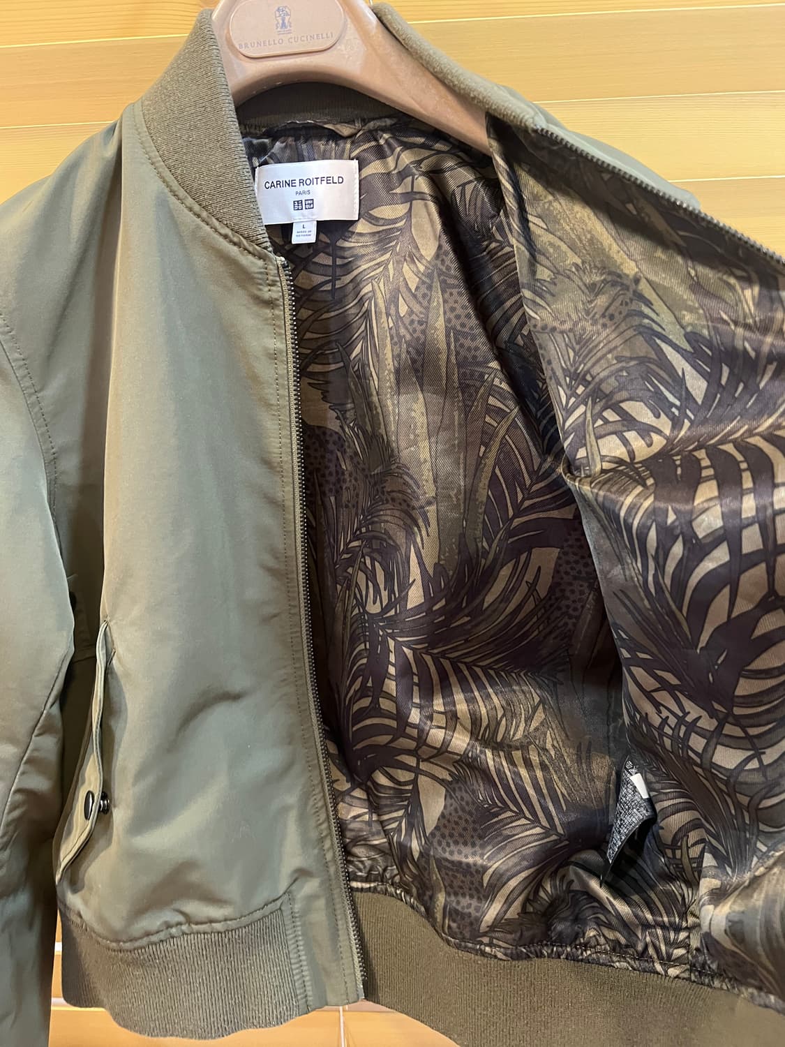 유니클로xCARINE ROITFELD 콜라보 여성 카키 봄버점퍼 크롭점퍼 상품이미지5