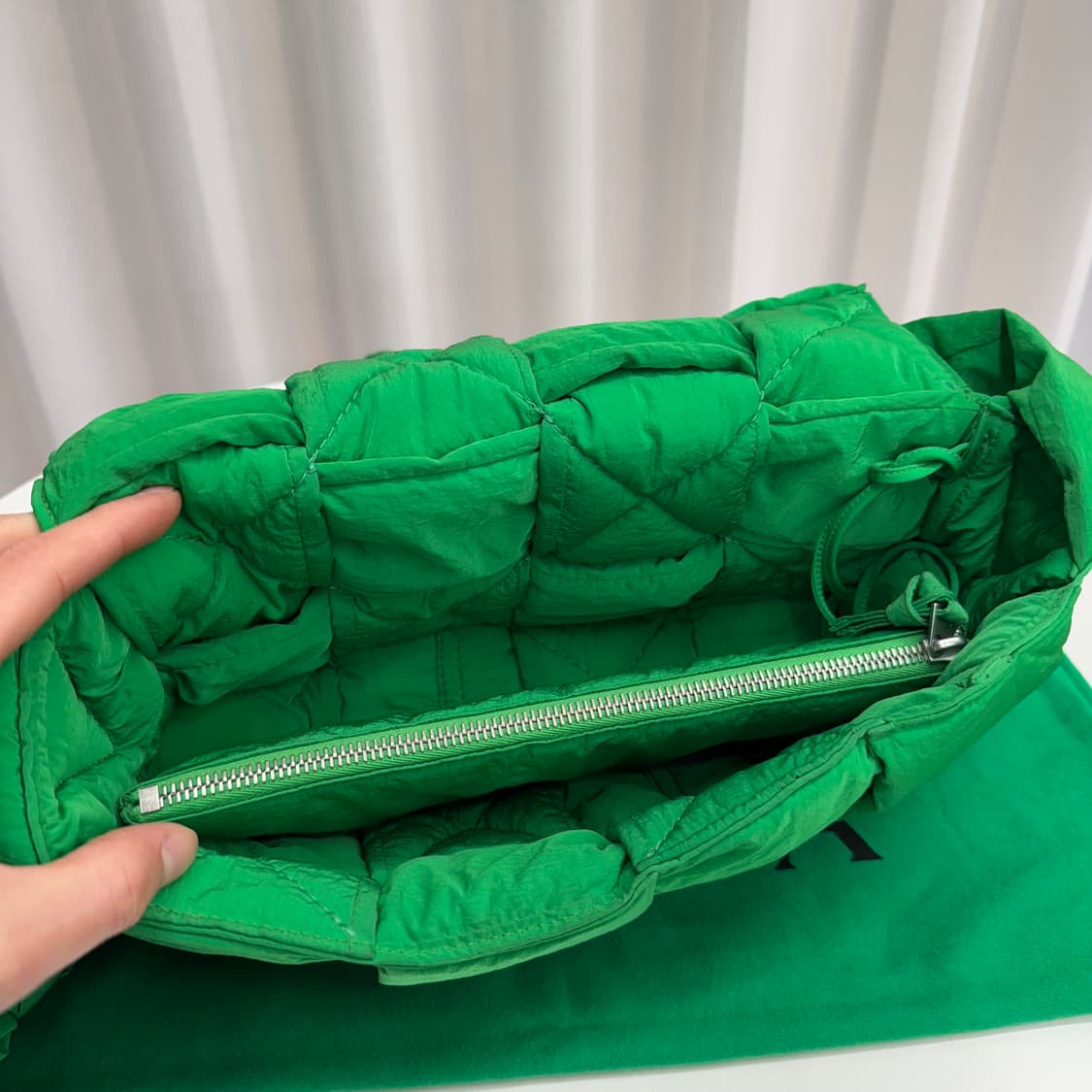 [정품] 보테가베네타 패딩 테크 카세트백 그린 상품이미지6