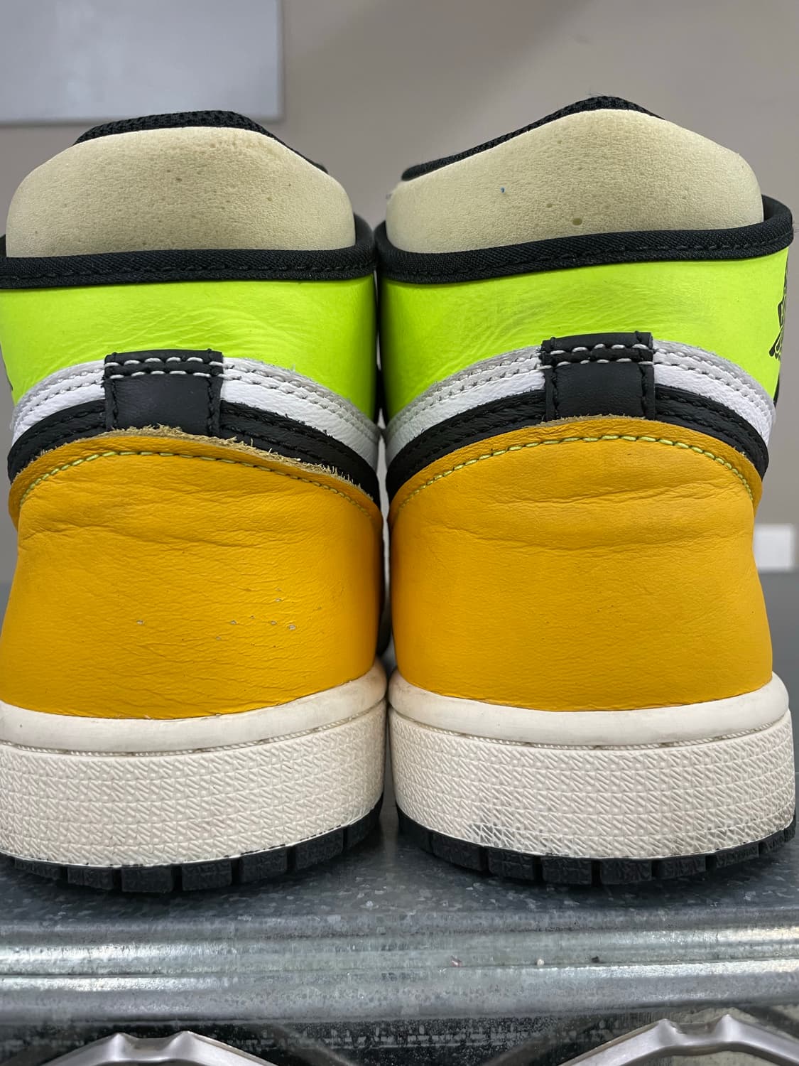 나이키 조던1 레트로 하이 볼트 골드 250 상품이미지8