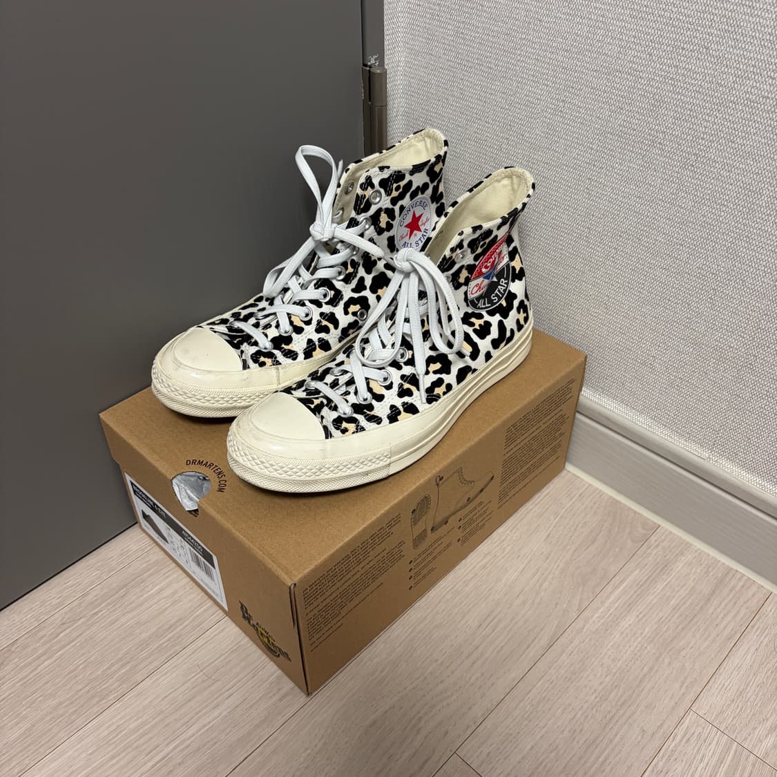 컨버스 척 70 하이 로고 플레이 화이트 블랙 상품이미지1