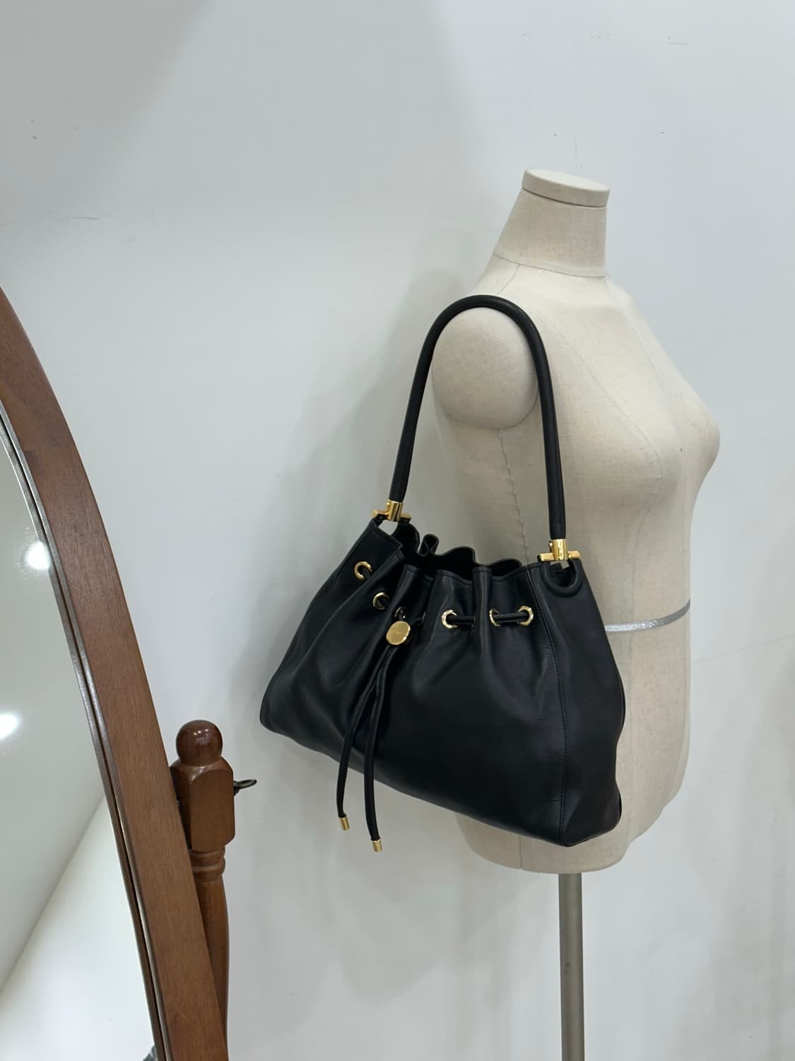 페레가모 블랙 금장 버킷백 상품이미지2