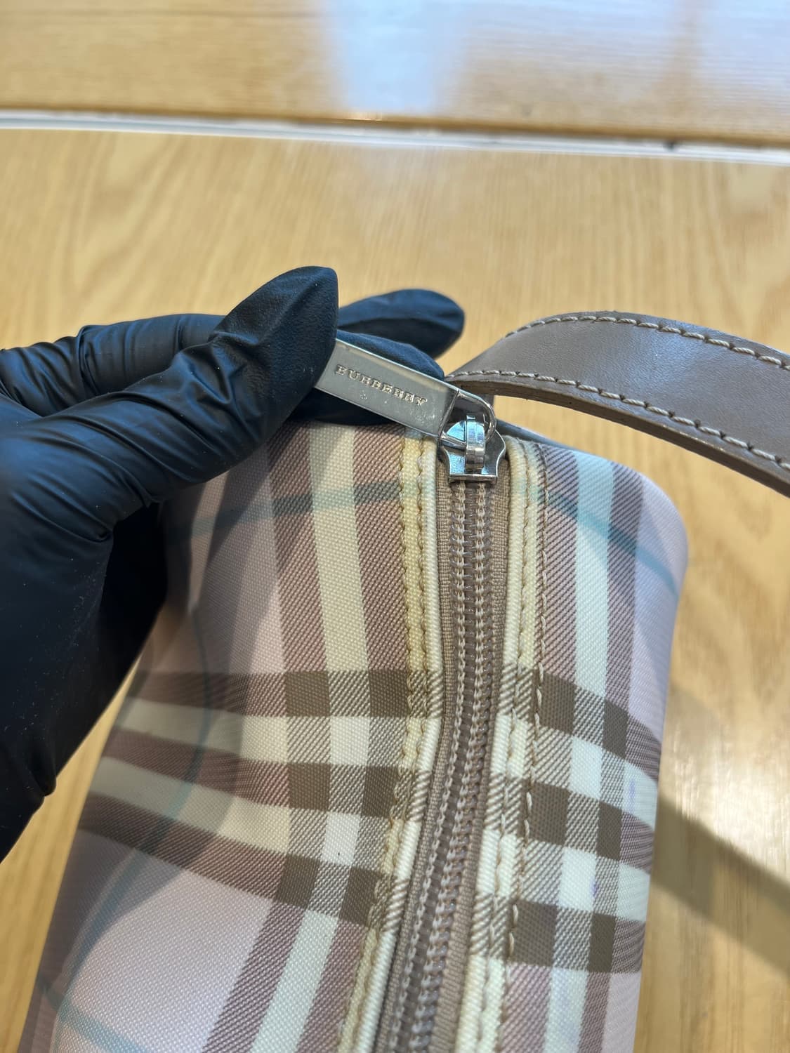 버버리 원통 숄더백 상품이미지6