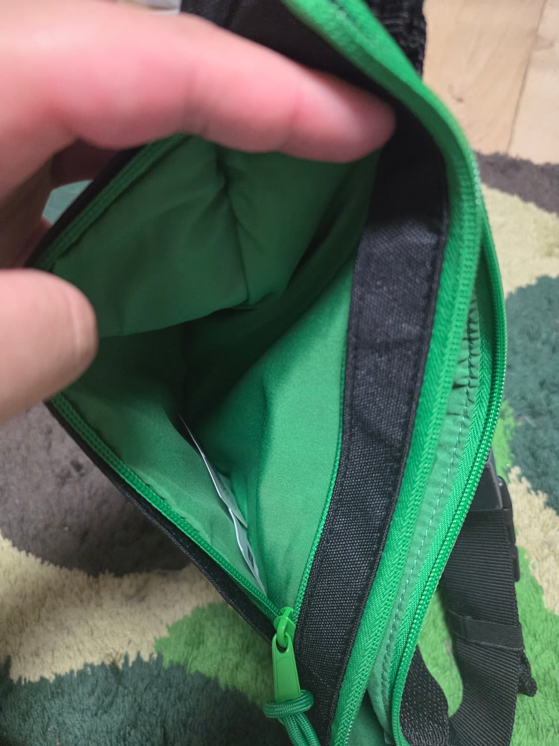 [OS] GU X 에반게리온 네르프 로고 힙색 블랙 상품이미지5