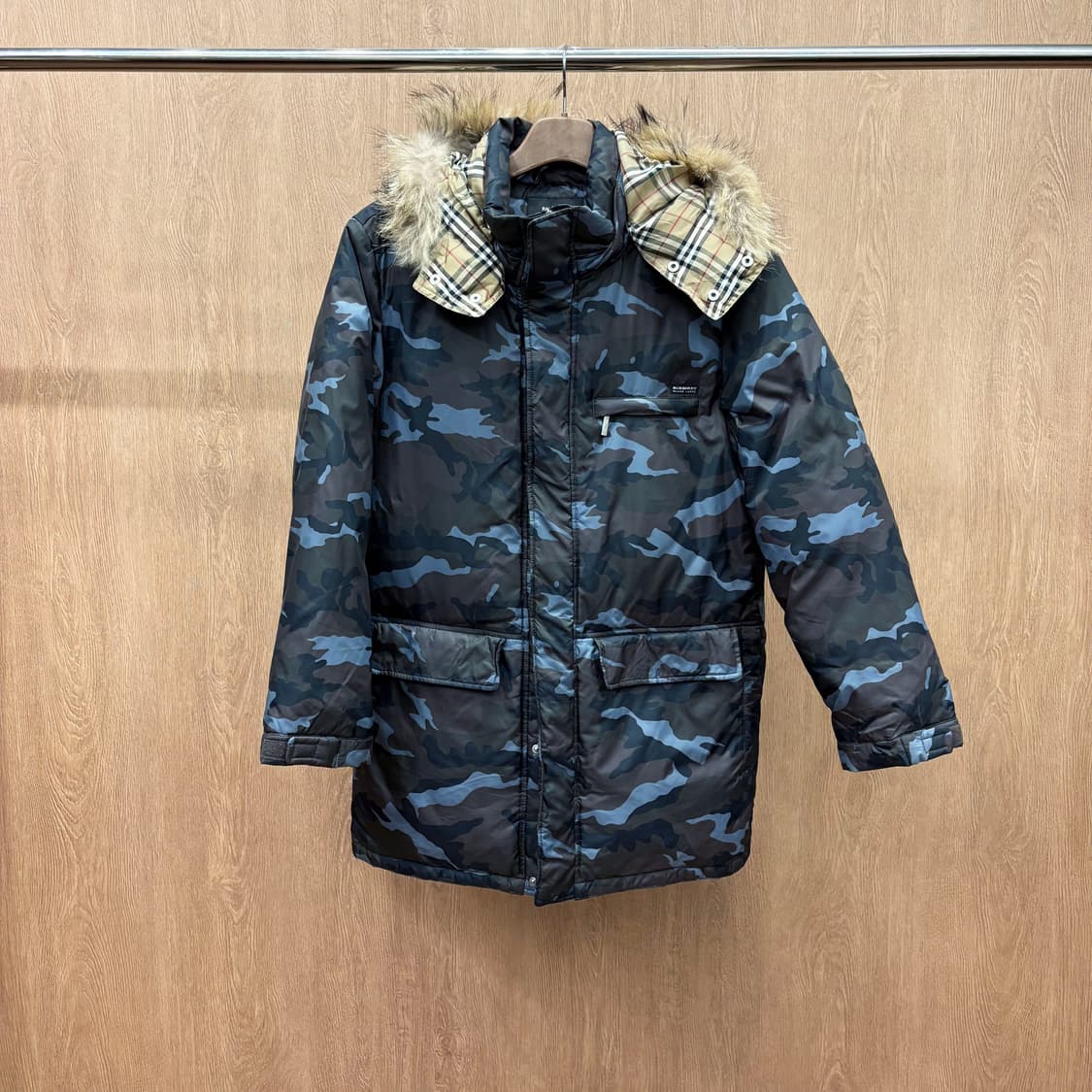 버버리 블랙 라벨 하이넥 패딩 퍼 후드 카모플라주 패턴 디테일 블루 상품이미지2