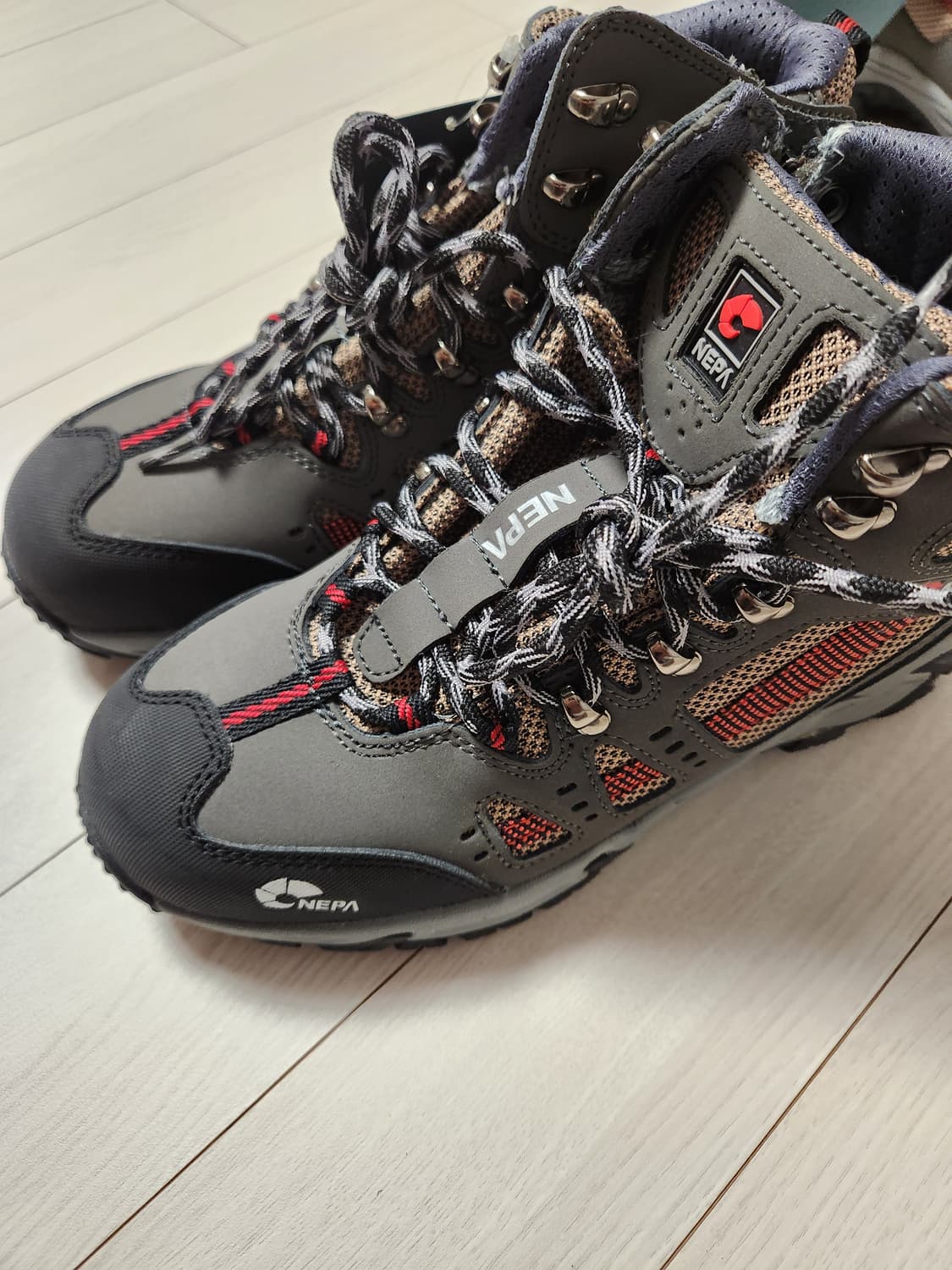 네파 안전화 GT-36N 260사이즈 새상품입니다. 등산할때 신으려고 샀 상품이미지2