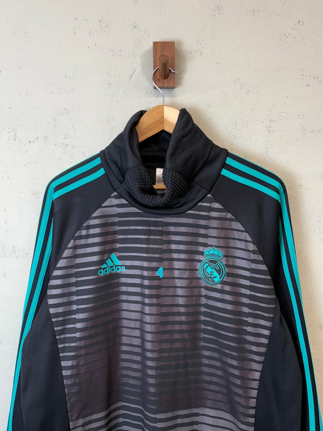 아디다스 레알마드리드 빈티지 웜 트랙탑 상품이미지4