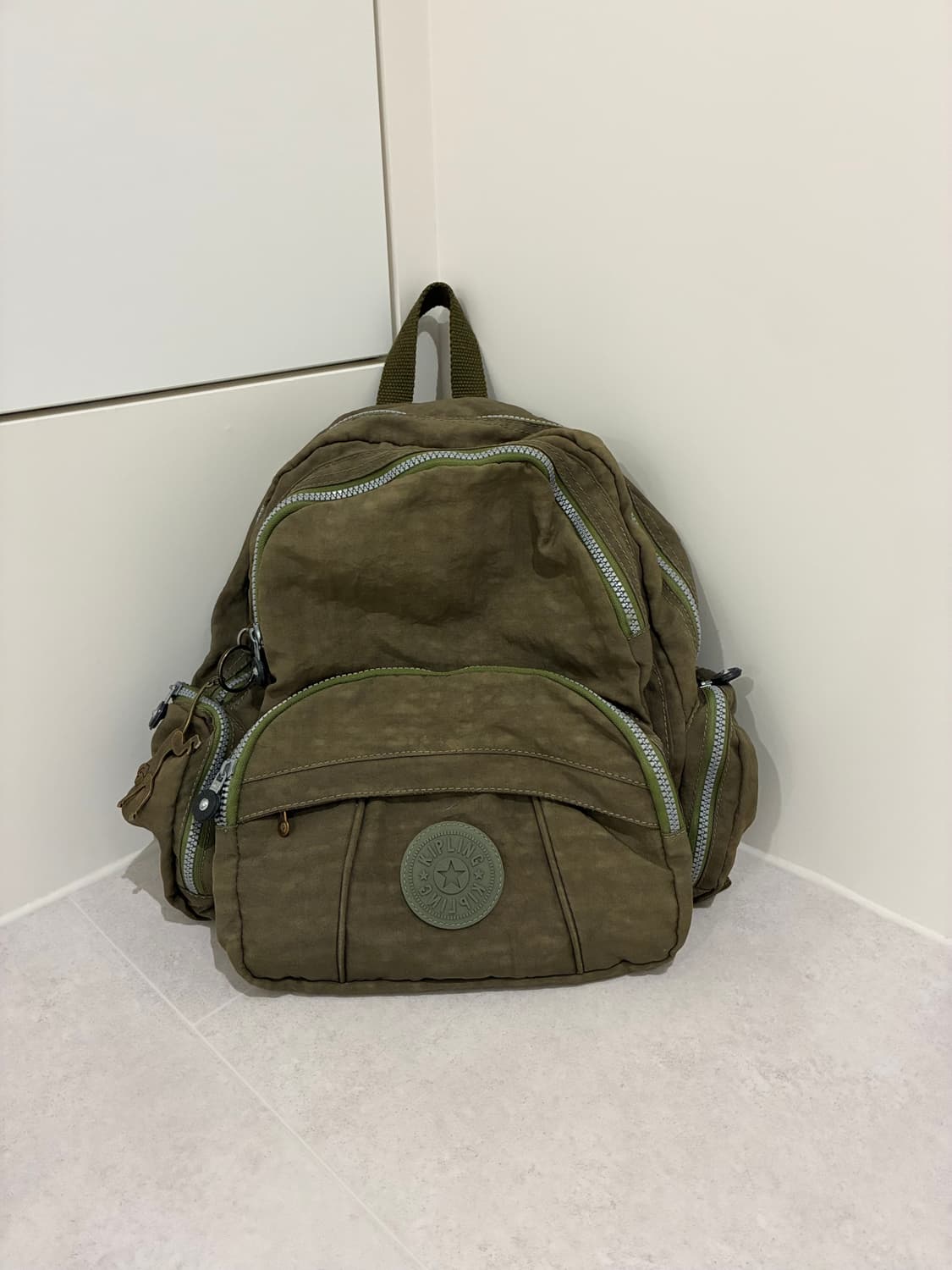 키플링 카키 백팩 상품이미지1