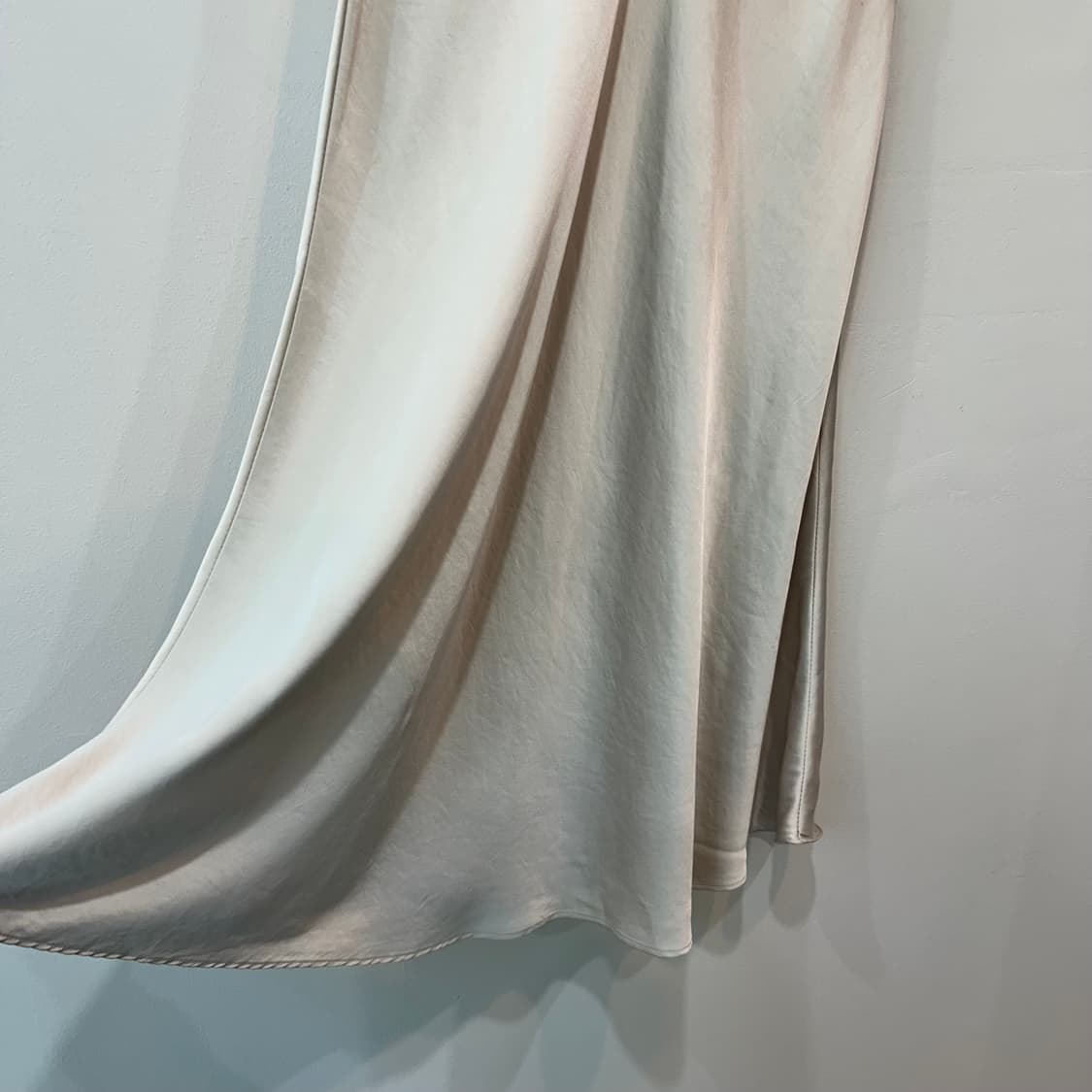 아이보리 새틴 롱 스커트 상품이미지5