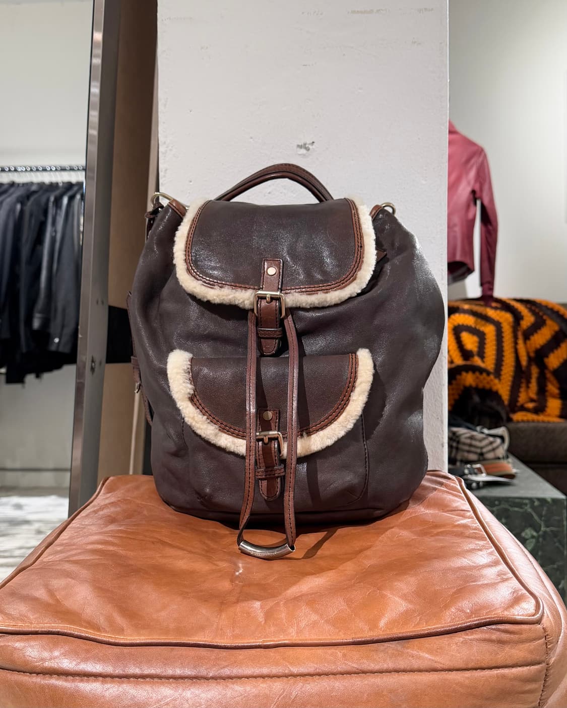 버버리 레더 브라운 시어링 숄더백 상품이미지1