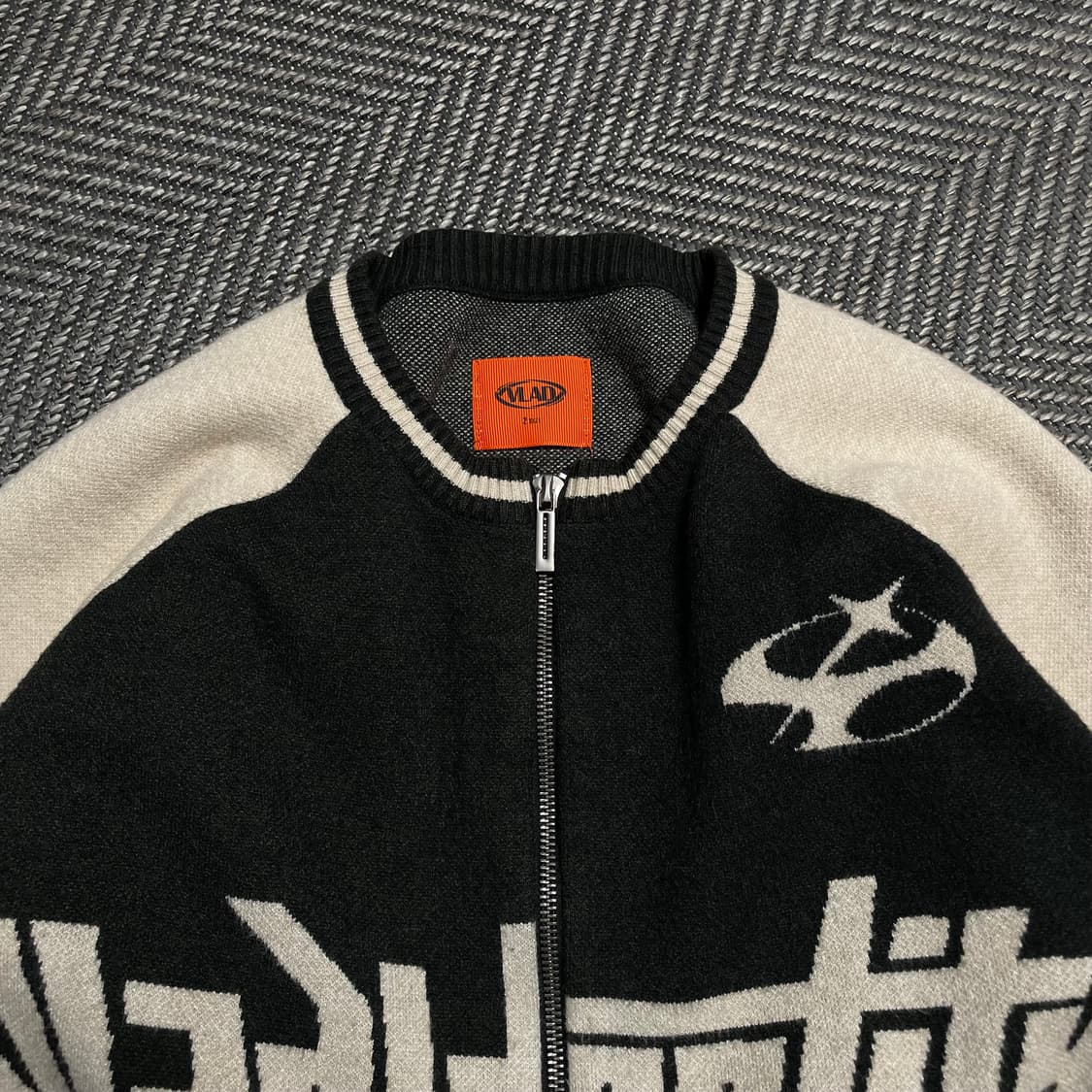 디미트리블랙 아트웍 빅로고 투웨이 레글런 니트 집업y 5089 상품이미지3