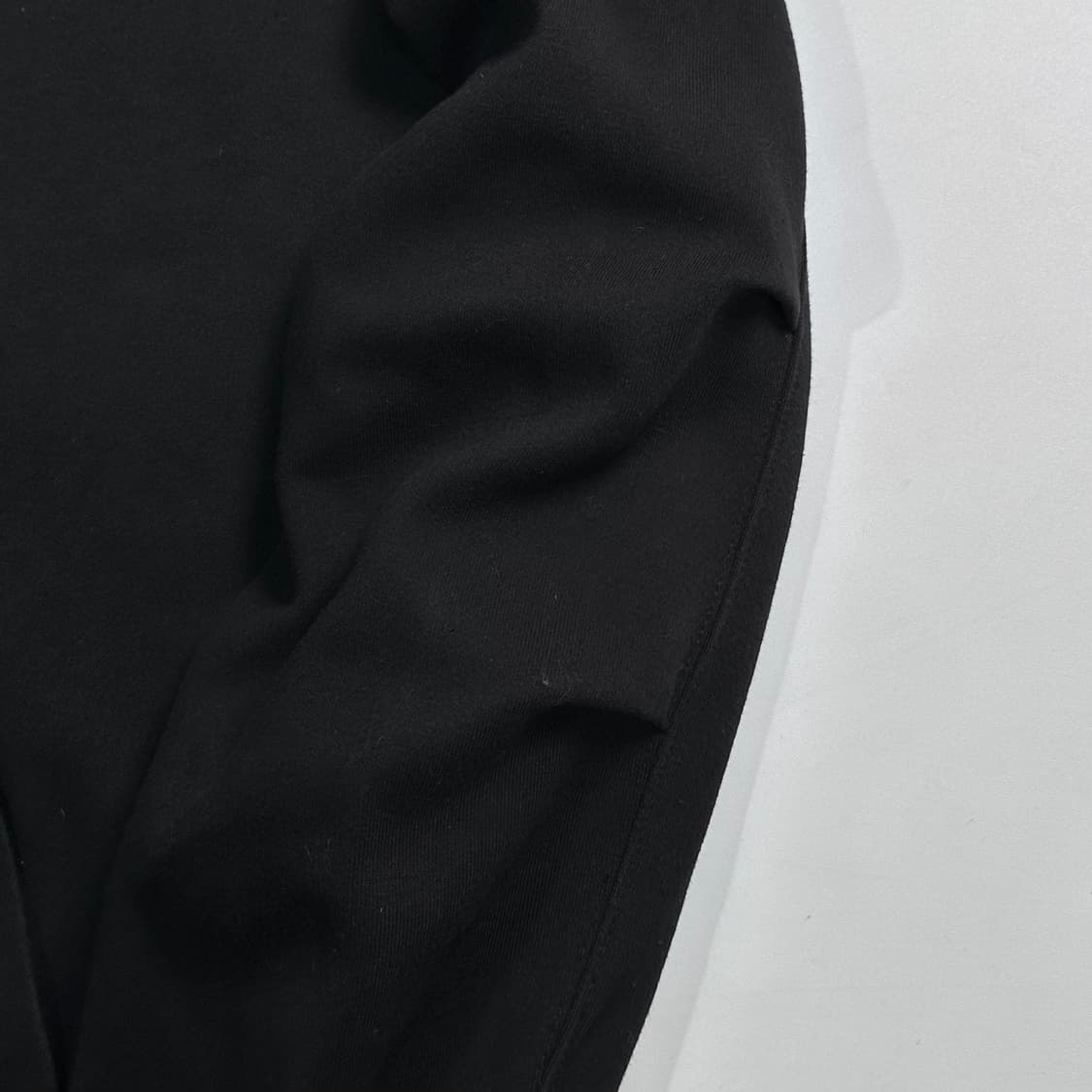 아더에러 블랙 맨투맨 상품이미지4